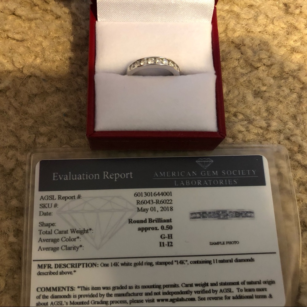 14K white gold wedding band in EUC.